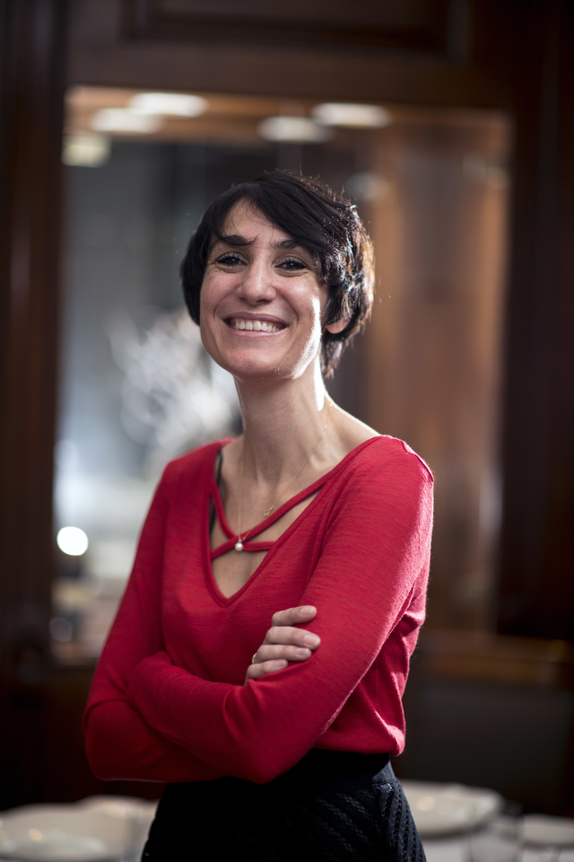 La femme discrète se mue en patronne chaleureuse 24 heures