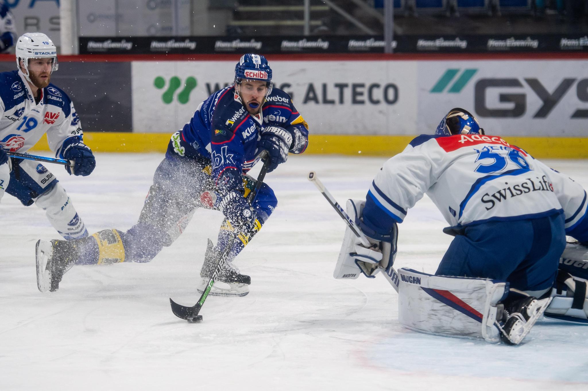 Die Klotener können einen Stolperer gegen die GCK Lions noch abwenden: Fabian Ganz vergibt eine von wenigen Torchancen und scheitert an Goalie Jefferey Meier, der nach 20 Minuten ausgewechselt wird.