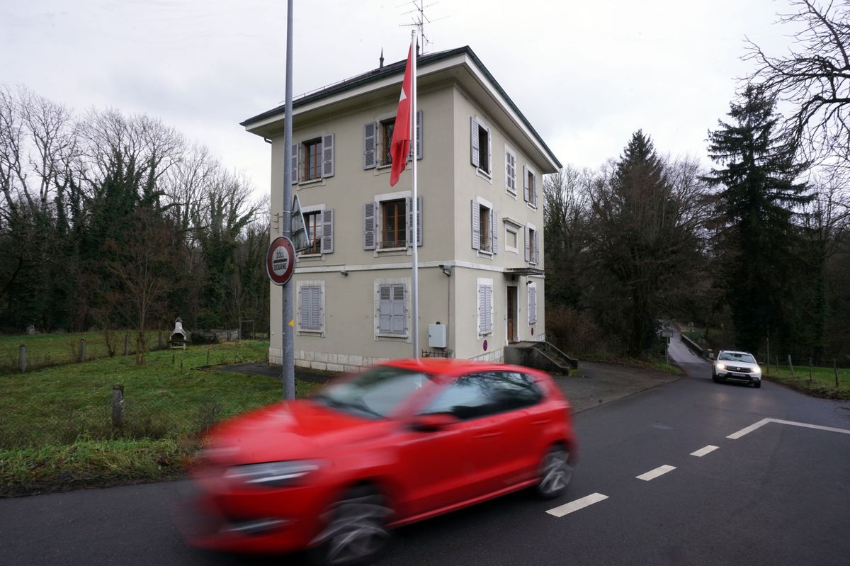 Sezegnin, le 22/12/2022 - Le bâtiment de la douane de Sezegnin, route de Sézegin, près du pont de Veigy