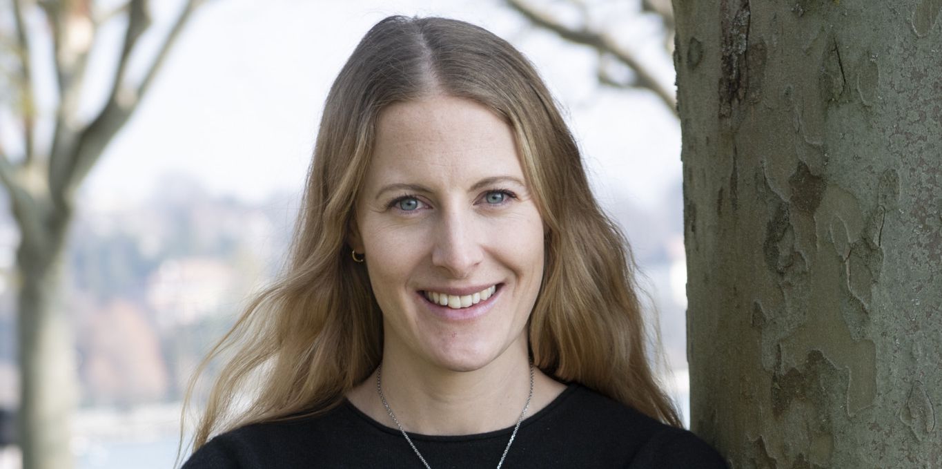 Fanny Smith, skieuse de ski-cross suisse, posant près d'un arbre après une conférence de presse à Lausanne le mardi 8 mars 2022.