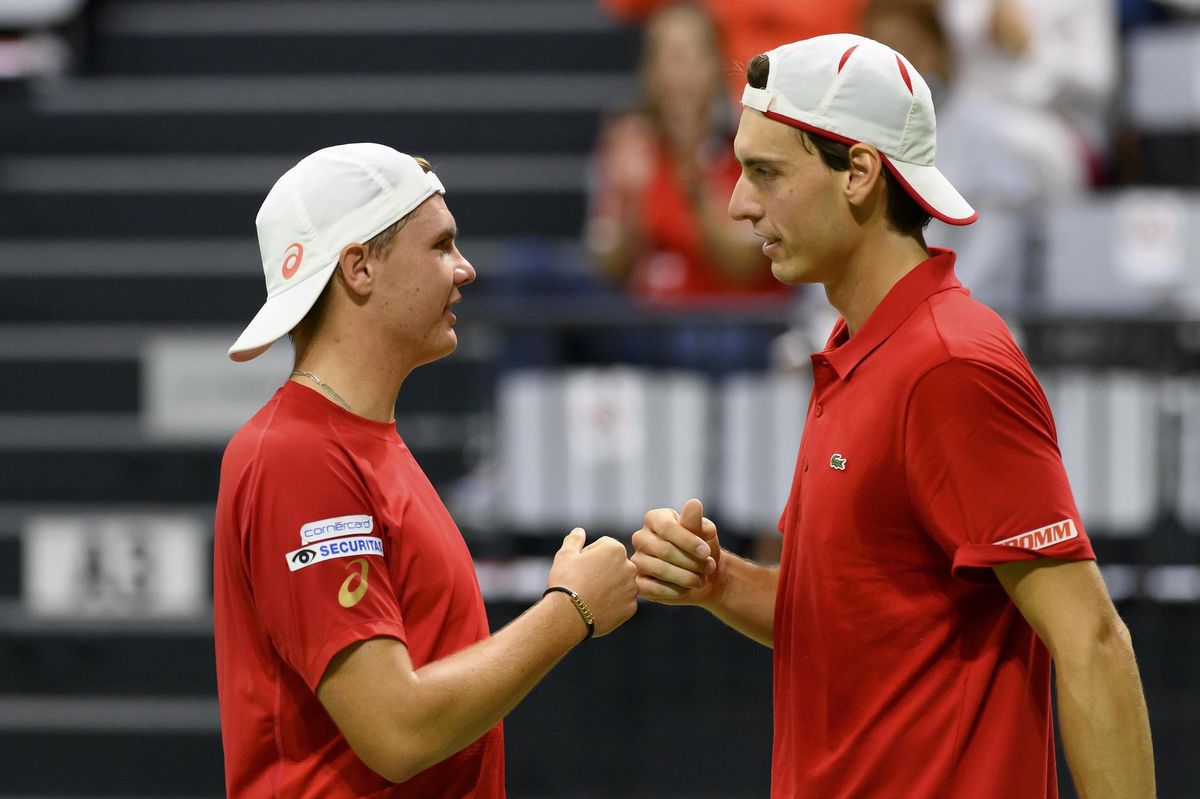 Dominic Stricker (à g.) et Marc-Andrea Hüsler (à dr.) ont assuré l’essentiel dans le double de ce samedi.