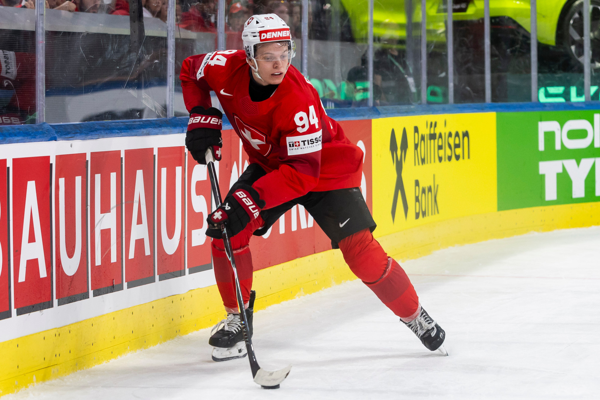 Attilio Biasca (Nr. 94) im roten Schweizer Trikot beim Eishockey-WM-Spiel Schweiz gegen Ungarn, Zürich 2026.