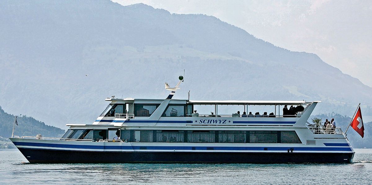 Ein Kursschiff blockiert den Verkehr auf dem Hirzelpass
