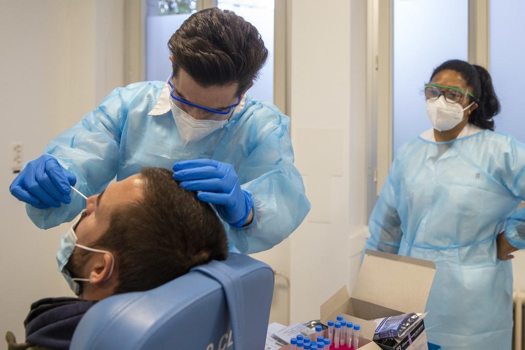 Les personnes ayant été en contact étroit avec une personne positive au Covid-19 doivent se faire tester.