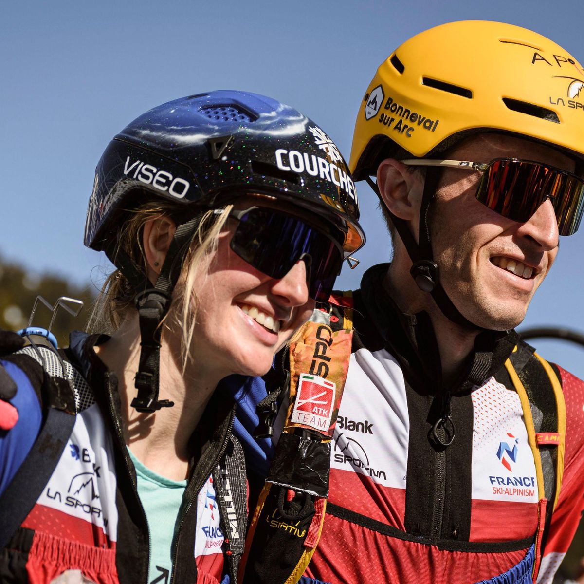 Thibaut Anselmet et Emily Harrop célèbrent leur victoire au relais mixte des Championnats du monde de ski-alpinisme ISMF à Les Crosets, le 3 mars 2025.