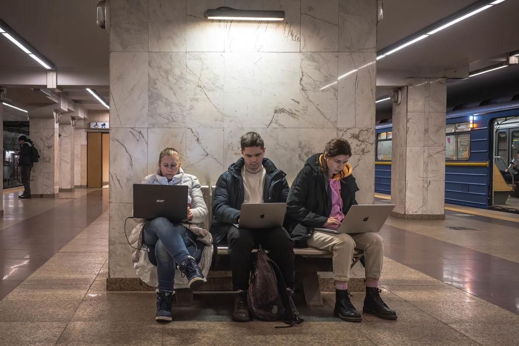 En décembre, la Russie a bombardé l’alimentation électrique de l’Ukraine. Grâce aux piles et aux accus, la population continue de travailler sur ses ordinateurs portables dans la station de métro de Kiev, c’est aussi une forme de résistance.