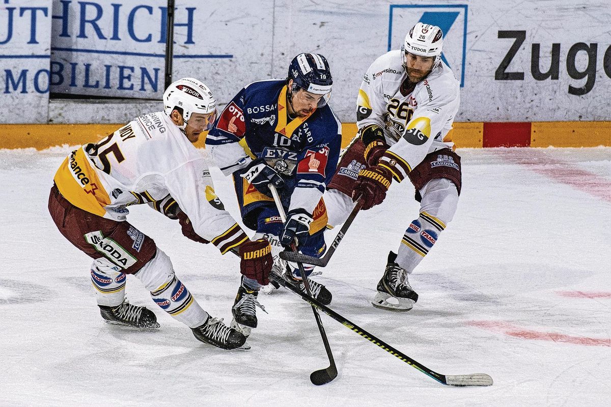 Tyler Moy (à g.) et Daniel Winnik qui tentent de stopper Bachofner, repartiront bredouille de Zoug.
