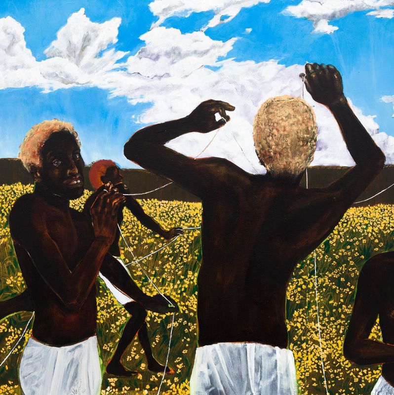 Personnes aux cheveux décolorés dans un champ de fleurs jaunes sous un ciel bleu avec des nuages.