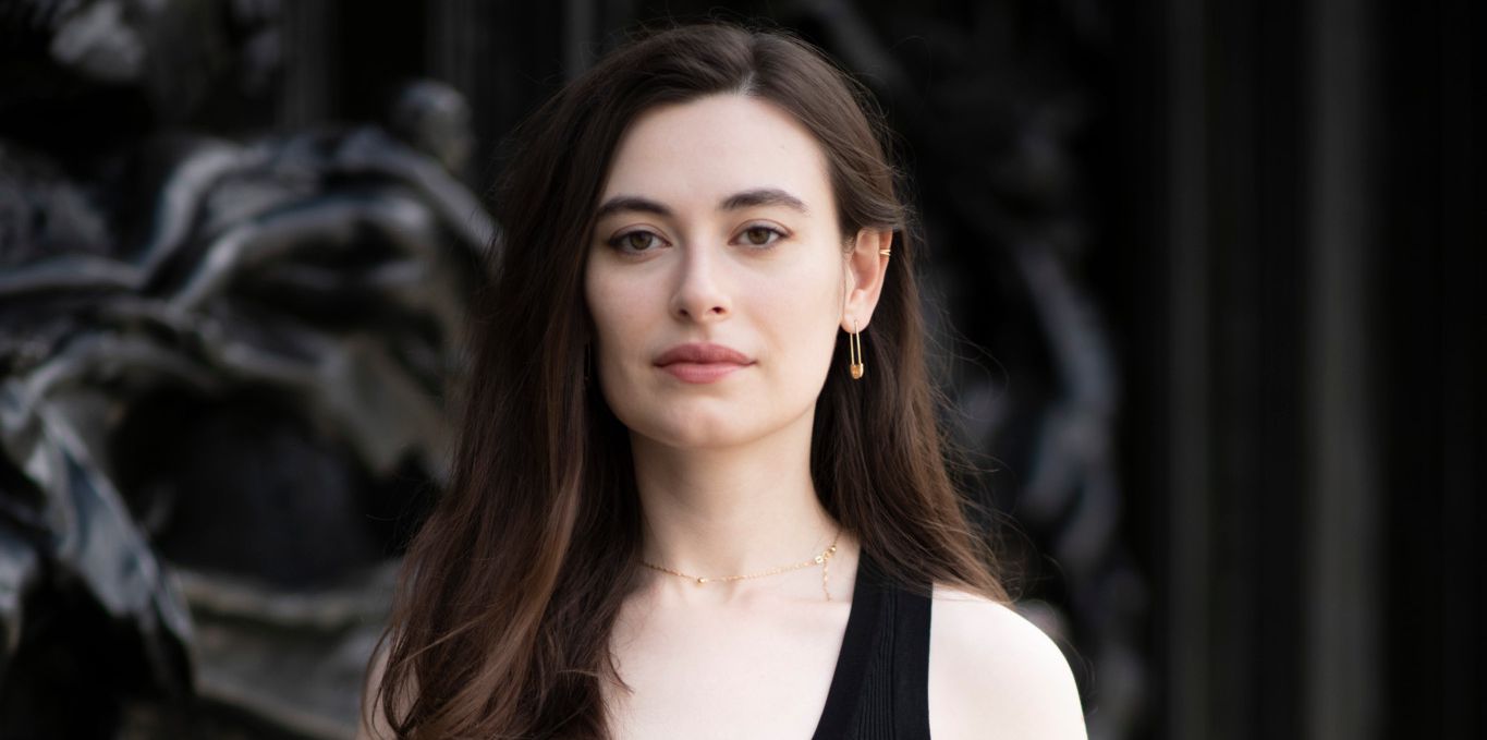 Portrait de Sanija Ameti, photographiée en tenue noire élégante.