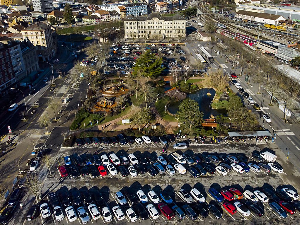 Située au centre de la Place d'Armes, la place de jeux sera fermée toutes les nuits (archives).