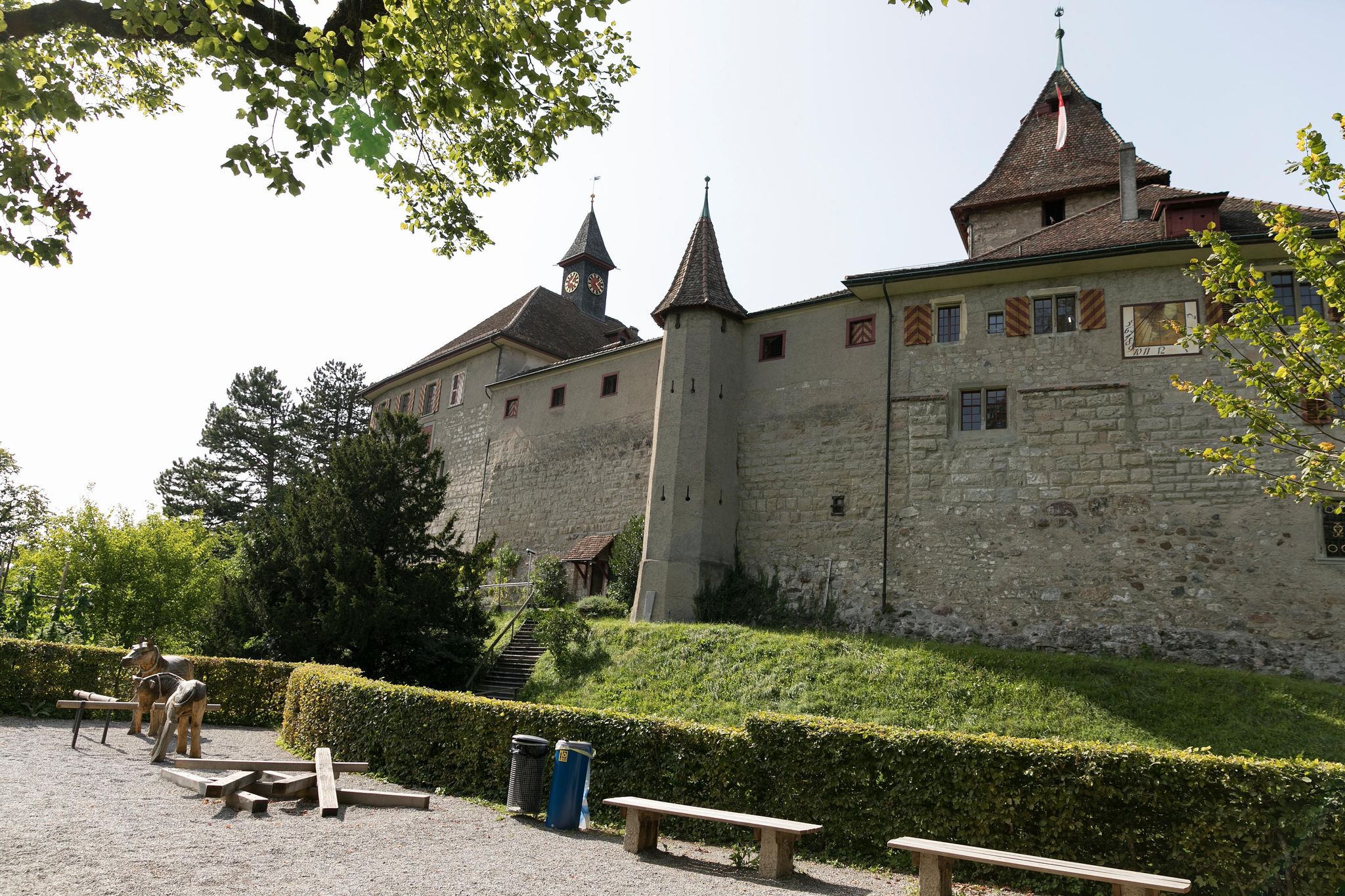 Das Schloss Kyburg wurde erstmals  im Jahr 1027 erwähnt.