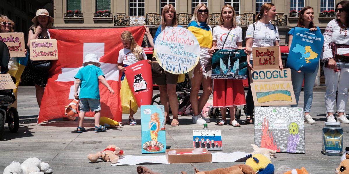 Rot-weiss neben blau-gelb – und alle Augen sind auf das Bundeshaus gerichtet.