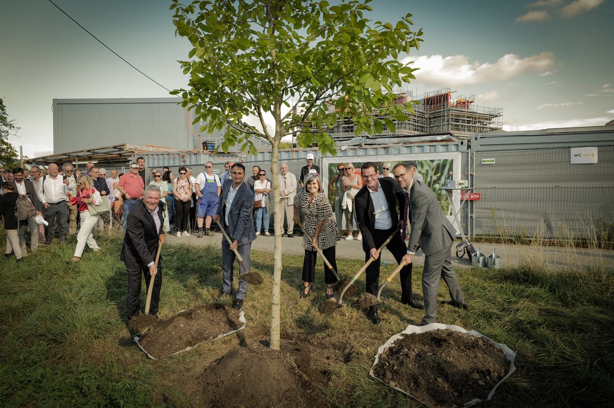 Genève, le  14 septembre 2023. Veyrier. Pose de la première pierre du futur quartier des Grands Esserts. Avec: Flavio Brisotto, président de la FIVV, Christophe Decor, directeur général de la CPEG, Aline Tagliabue, maire de Veyrier, Pierre Maudet, conseiller d'Etat chargé du département de la santé et des
mobilités et Antonio Hodgers, conseiller d’Etat chargé du département du territoire.