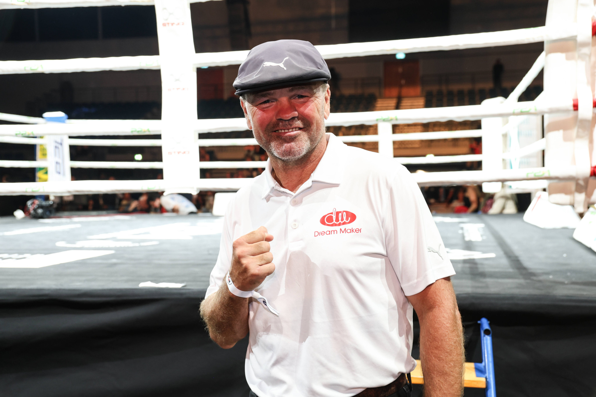 Sven Ottke im Ring bei der P2M Box-Promotion Veranstaltung in Hamburg am 21.09.2024, lächelnd und mit erhobener Faust.