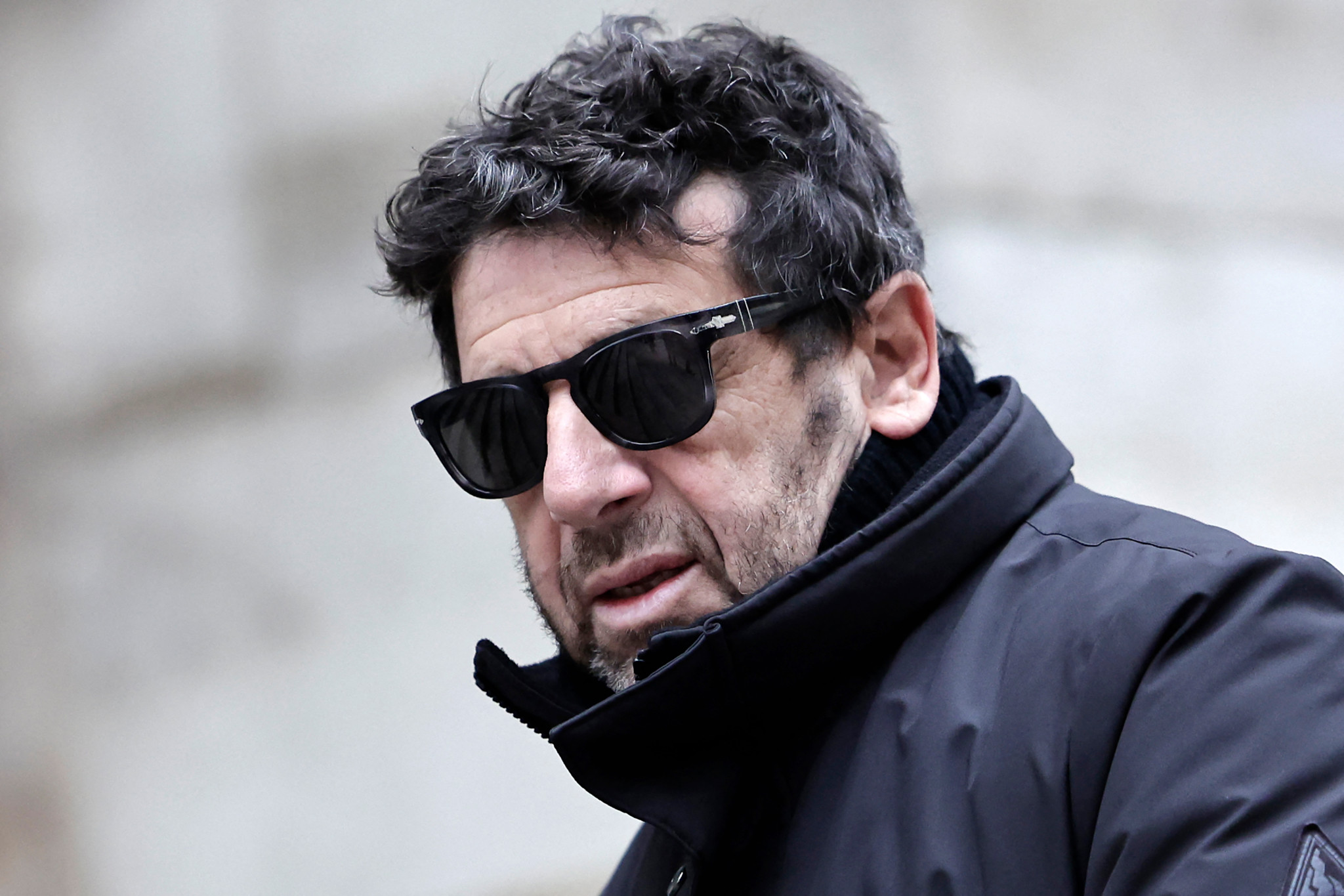 Justice française: Patrick Bruel peut quitter la France malgré ses mises en examen