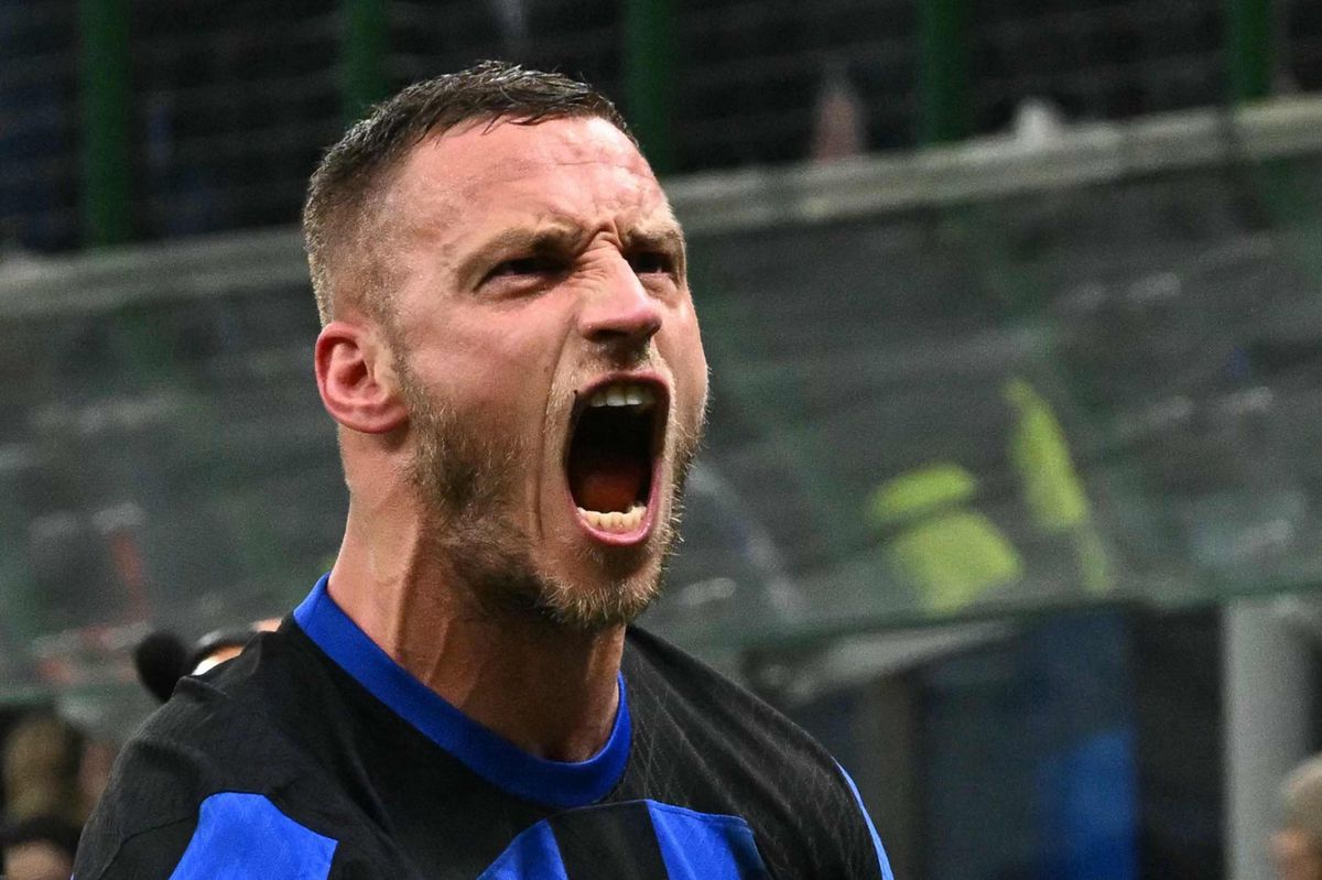 Inter Milan's Austrian forward #08 Marko Arnautovic celebrates after scoring the team's first goal during the UEFA Champions League last 16 first leg football match Inter Milan vs Atletico Madrid at the San Siro stadium in Milan on February 20, 2024. (Photo by GABRIEL BOUYS / AFP)