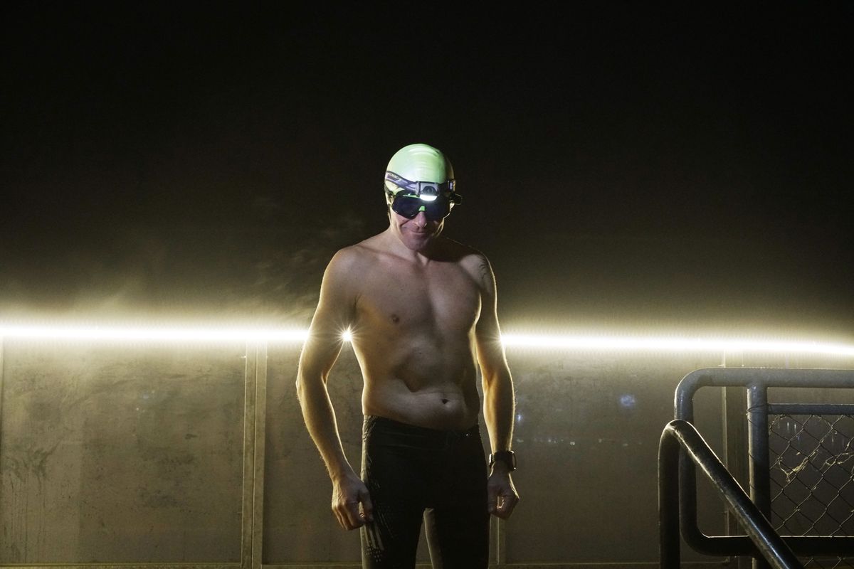 Genève, le 7 décembre 2016. Bains des Pâquis. Nage de nuit. L'eau du lac Léman est à 8 degrés, et de vaillants nageurs font la descente entre le phare et la buvette. Un généreux expérimenté. Photo: Laurent Guiraud.