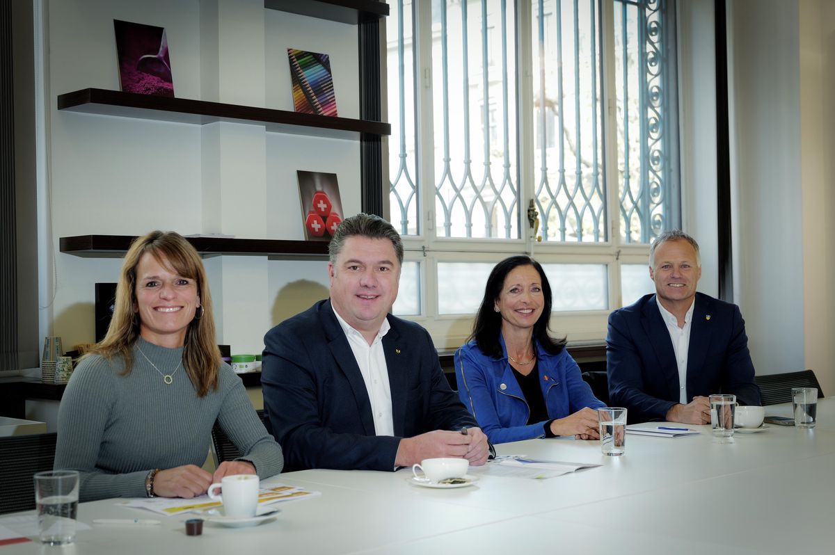 Débat à la Chambre de commerce de Genève sur la baisse des impôts, avec Mylène Schopfer Sandoz, Philippe Schwarm, Carole Lapaire et Xavier Magnin assis à une table.