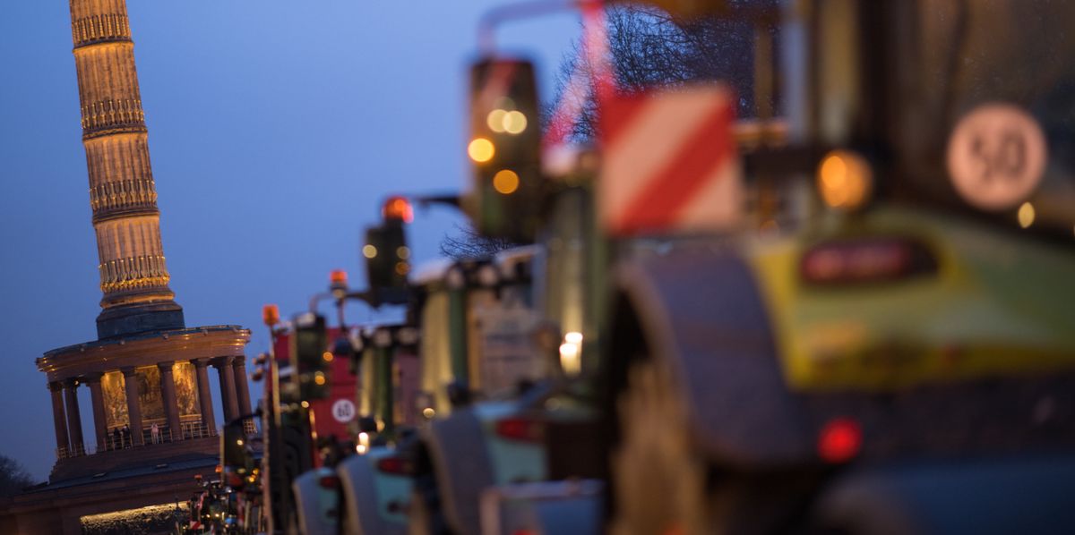 14.01.2024, Berlin: Traktoren stehen vor der angekündigten Großdemonstration des Deutschen Bauernverbandes am Brandenburger Tor auf der Straße des 17. Juni. Vor der geplanten Großkundgebung der Landwirte an diesem Montag haben sich am Wochenende bereits zahlreiche Bauern mit ihren Traktoren in Berlin positioniert. Landwirte waren mit ihren Fahrzeugen am Sonntag in Berlin und Brandenburg unterwegs. Auf rund einem halben Dutzend Routen wollen sie am Montag von mehreren Seiten ins Zentrum der Hauptstadt auf der Straße des 17. Juni zwischen Siegessäule und Brandenburger Tor zusammenkommen. Foto: Sebastian Christoph Gollnow/dpa +++ dpa-Bildfunk +++ (KEYSTONE/DPA/Sebastian Gollnow)