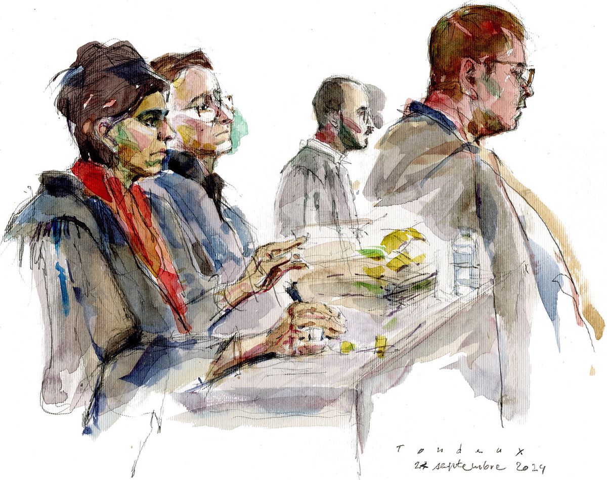 Illustration de quatre personnes assises à une table, trois femmes et un homme, impliquées dans une discussion. Ils sont attentifs, certains prenant des notes. Daté du 24 septembre 2023.