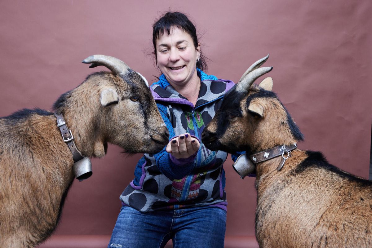  Nicole Puthallaz-Martin avec ses chèvres Tuc (g) et Malice (d),