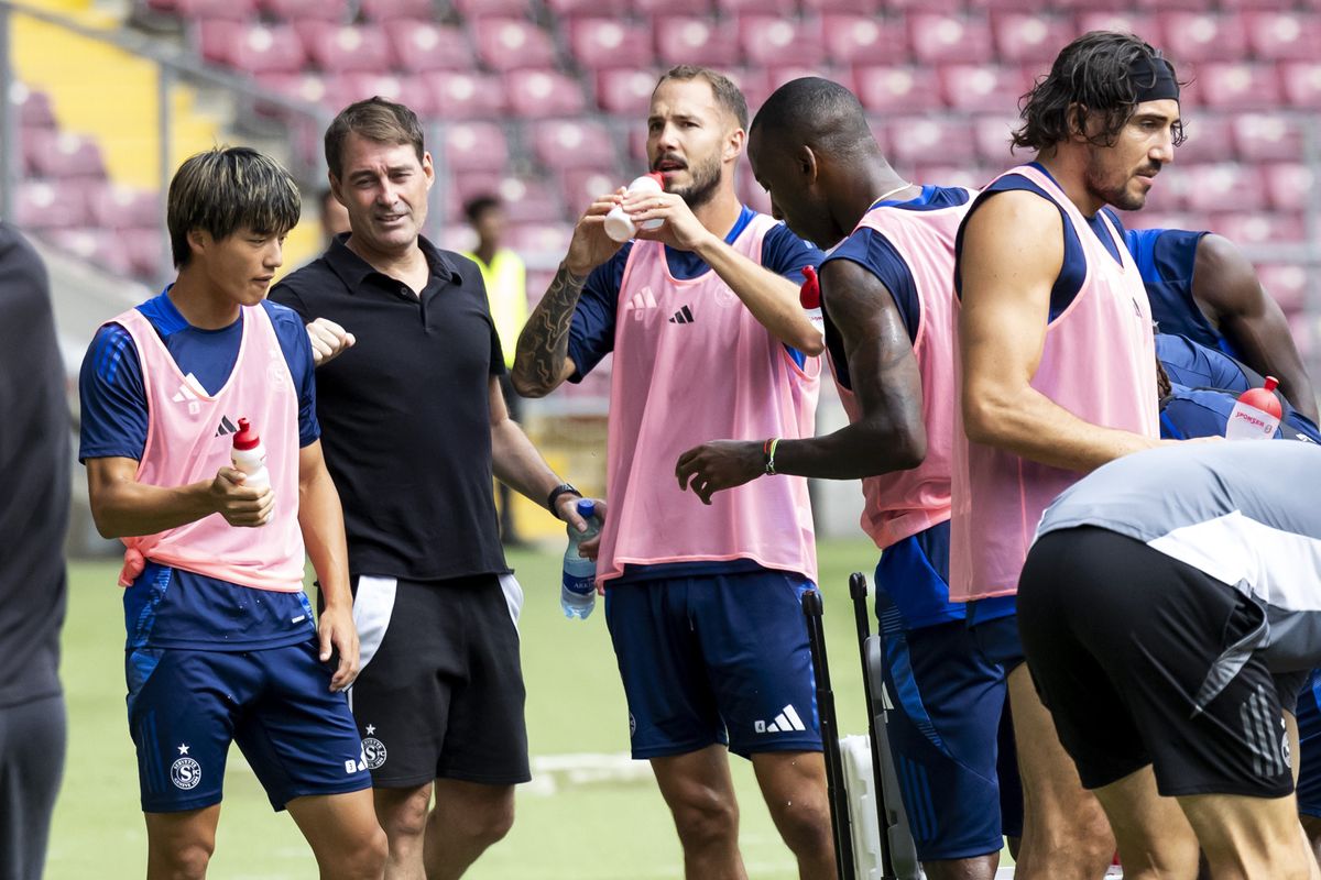 Le directeur sportif de Servette FC, René Weiler, parle avec le défenseur Keigo Tsunemoto lors d'une séance d'entraînement avec les joueurs Steve Rouiller, Gael Ondoua et Enzo Crivelli avant le match de qualification de l'UEFA Europa League à Genève.