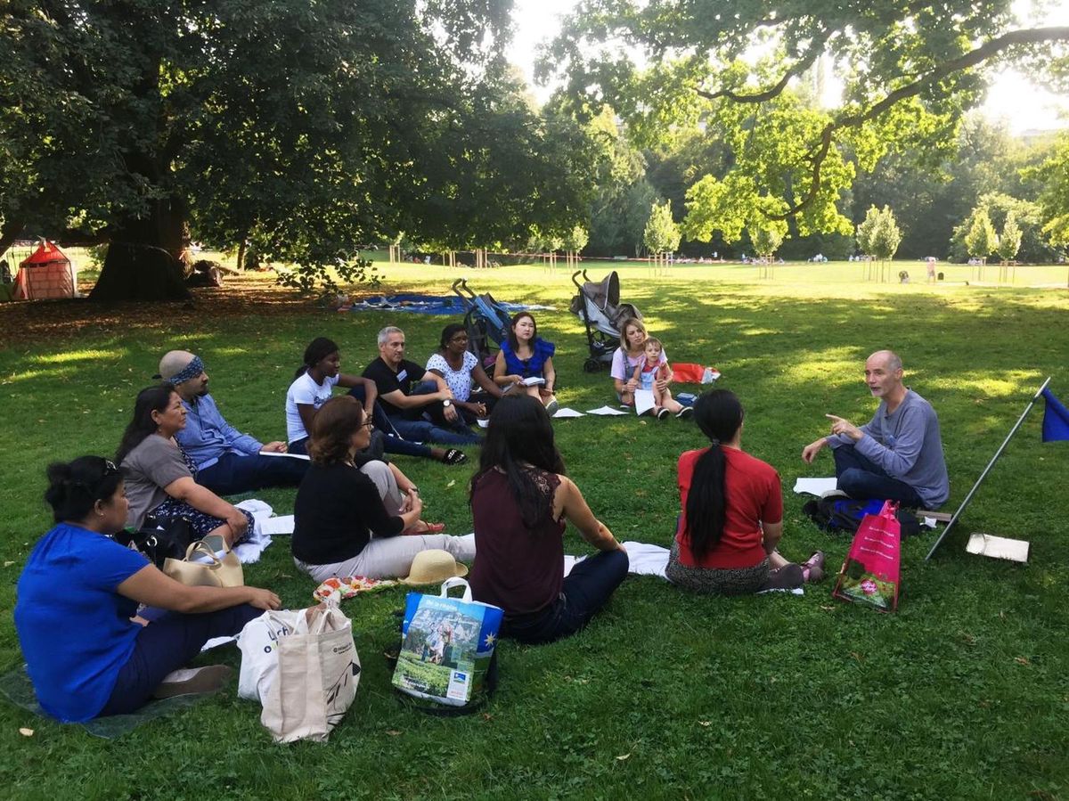 Le concept de «Cours au parc» existe depuis 2015. Des leçons de français sont délivrées gratuitement et sans inscription dans les jardins publics genevois durant l’été. 