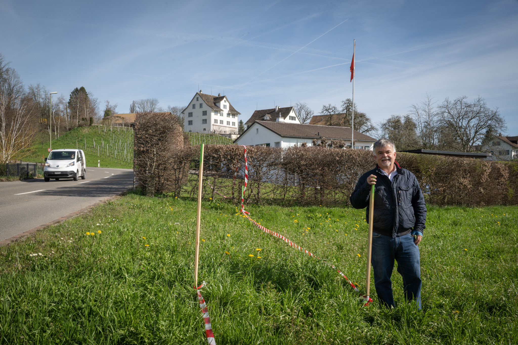 Hombrechtikon, Kanton Zürich will Gemeinderat Daniel Wenger und andere für den Bau eines Velowegs enteignen, Wenger  wehrt sich dagegen, das rotweisse Flatterband zeigt wieviel Land abgegeben werden soll, 20.3.24.23, Foto: Manuela Matt, manuelamatt.ch