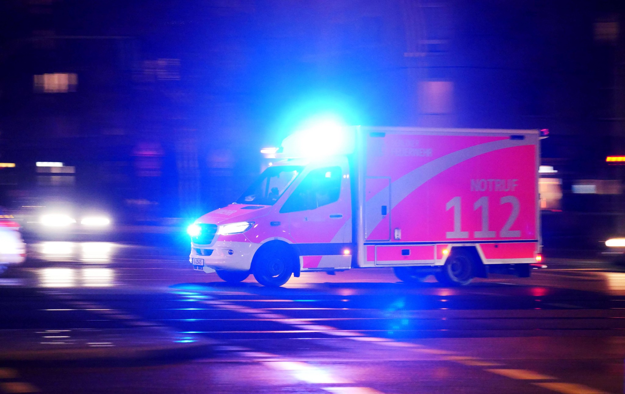 Einsatzfahrzeug der Feuerwehr mit Blaulicht in Berlin am 24. Januar 2025.
