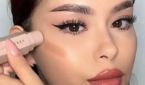 Influencerin Hailey Bui trägt Bronze auf.