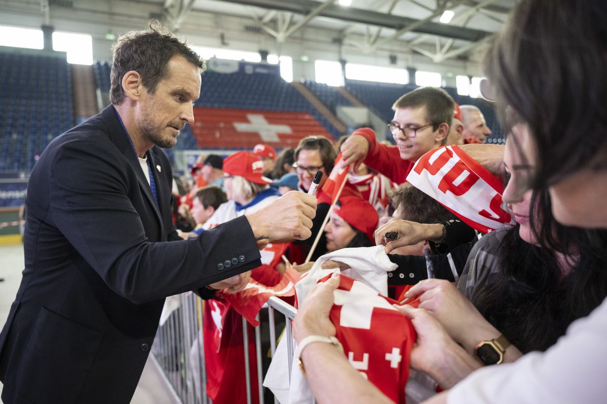 Fischer Patrick, Trainer der Schweizer Eishockey-Nationalmannschaft unerschreibt bei der Ankunft in der Stimo Arena anlaesslich der Medaillenfeier den Fans, aufgenommen am Montag, 27. Mai 2024 in Kloten. (KEYSTONE/Ennio Leanza)