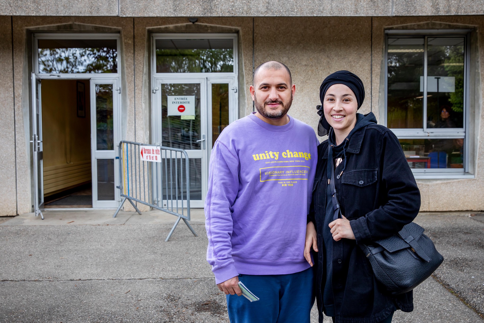 Khaled et Layla, mélanchonnistes, votent pour Emmanuel Macron au second tour, surtout afin de ne pas laisser la voie libre à Marine Le Pen. Ici au bureau de vote du Bois-Livron, à Annemasse.