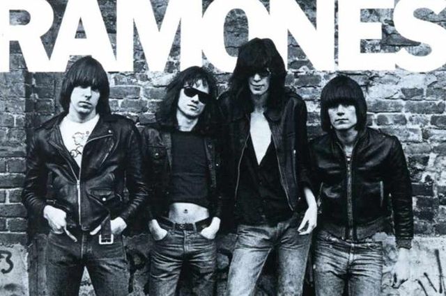 Le groupe rencontre d'emblée un succès important avec ses trois premiers albums.