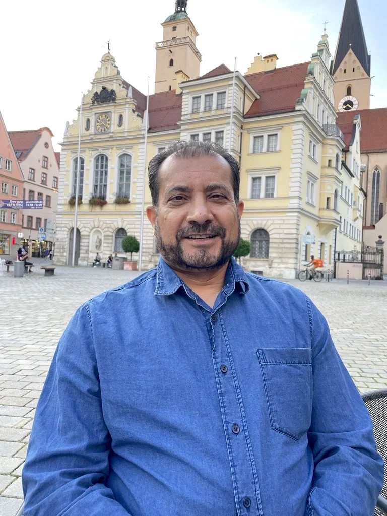 Das Leben verläuft wellenförmig, sagt Syed Sadaat. Mittlerweile lebt und arbeitet er in Ingolstadt, Bayern. 