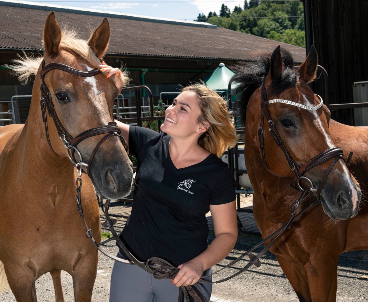 Ihre Liebe gilt den Pferden und ihren Reitschülerinnen und Reitschülern: Fabienne Spinner.