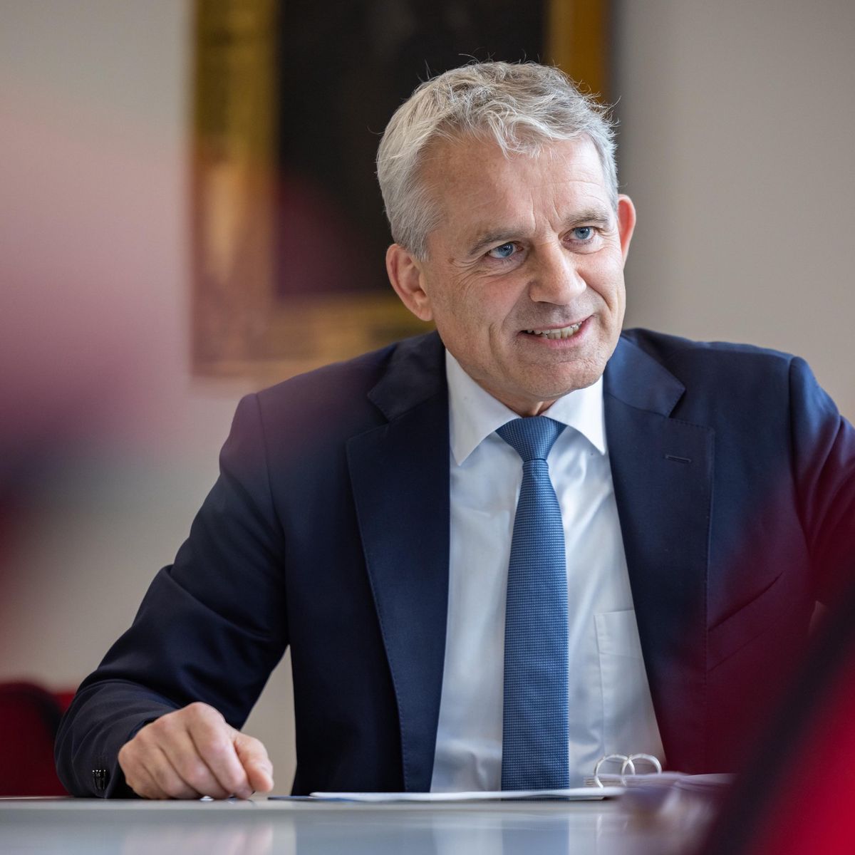 Beat Jans, conseiller fédéral suisse, à une table, portant un costume bleu, Genève, octobre 2024.