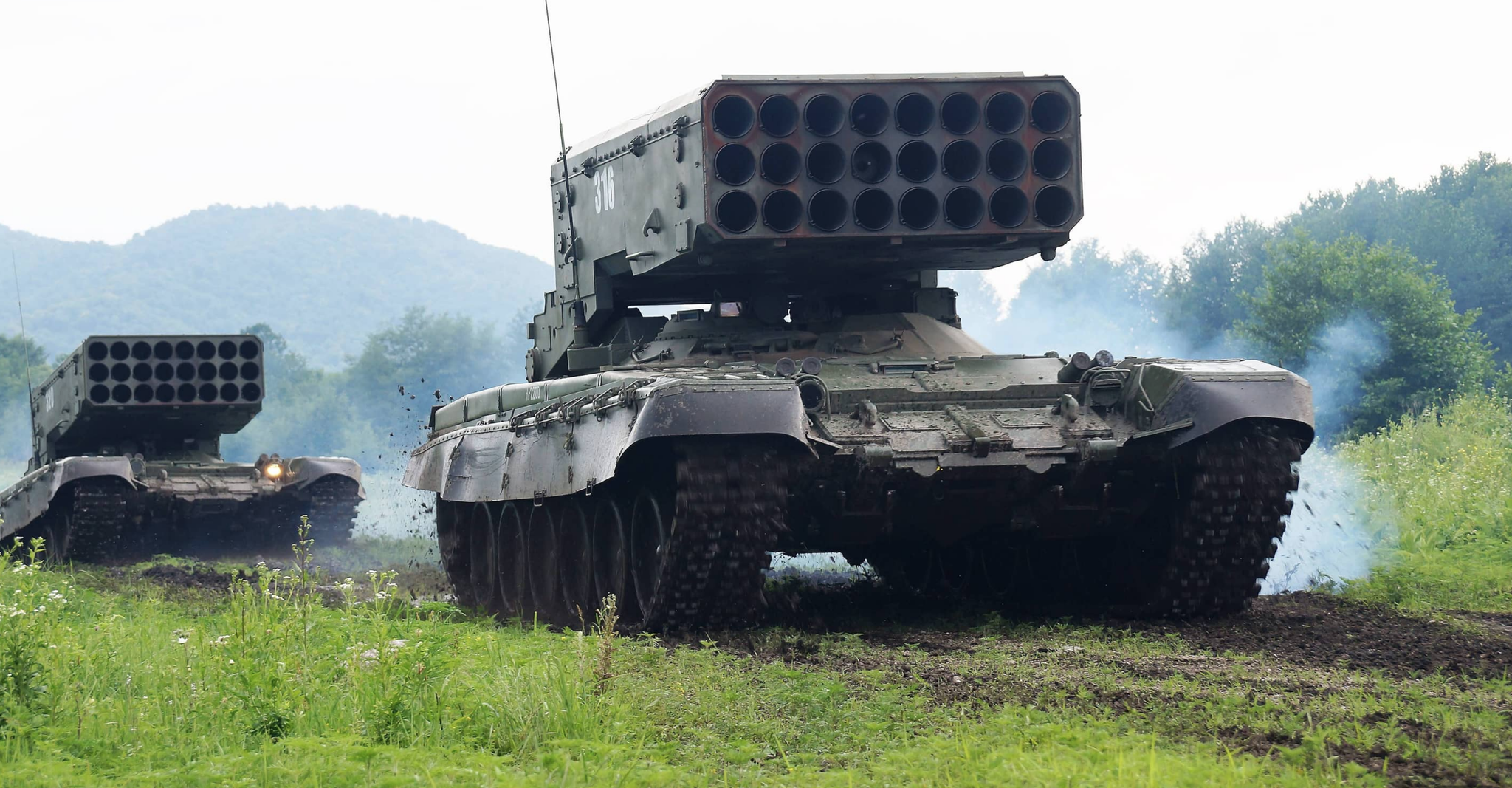 Angeblich gab es erste Einsätze solcher Raketen, die in grossen Salven von TOS-1-Raketenwerfern (hier bei einer Übung) abgefeuert werden können ...