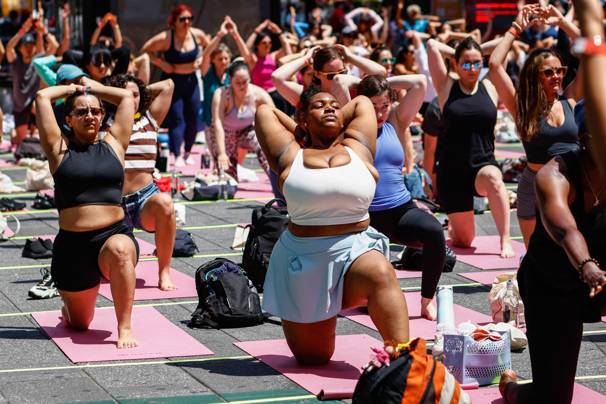 Menschen nehmen am 23. jährlichen «Solstice in Times Square: Mind Over Madness Yoga»-Event in New York City am 20. Juni 2025 teil. Die Teilnehmer führen Yogaübungen in einer belebten Kreuzung durch, um Frieden und Ruhe zu fördern.