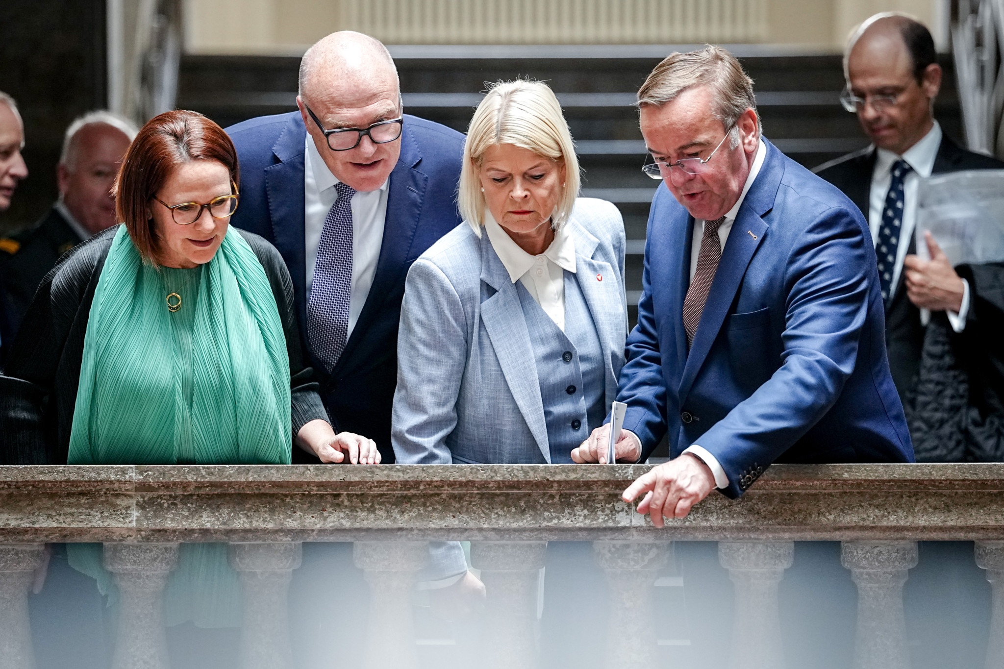 Kooperation im Weltraum: Martin Pfister in Berlin: Schweiz will Beitrag zur «Sicherheit unseres Kontinents» leisten