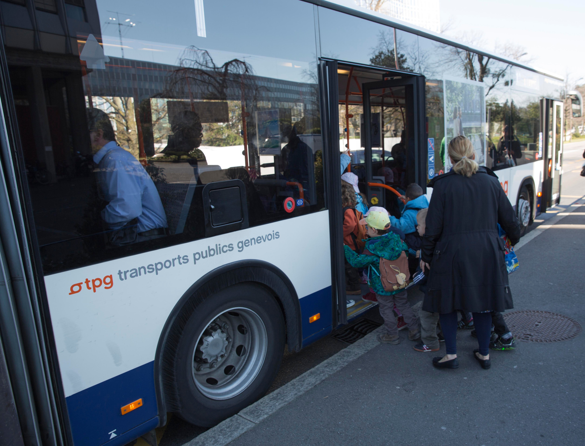 Transports publics genevois: Des écoliers laissés sur le trottoir par le bus 38, les parents se mobilisent