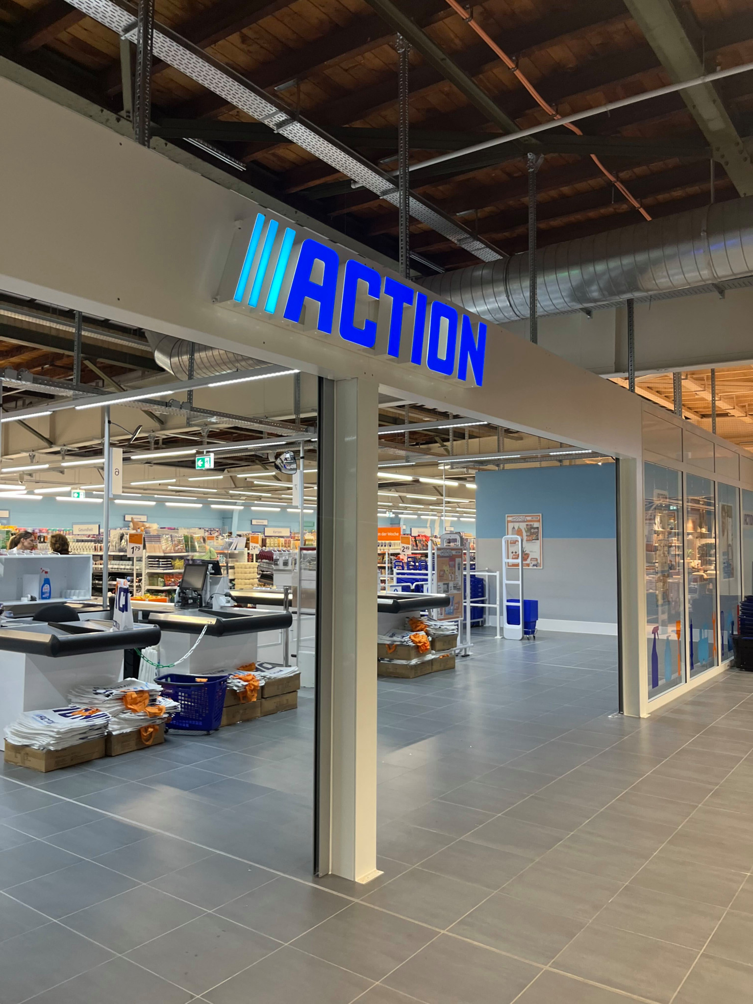 Action Dreispitz: Basler stürmen neuen Discounter
