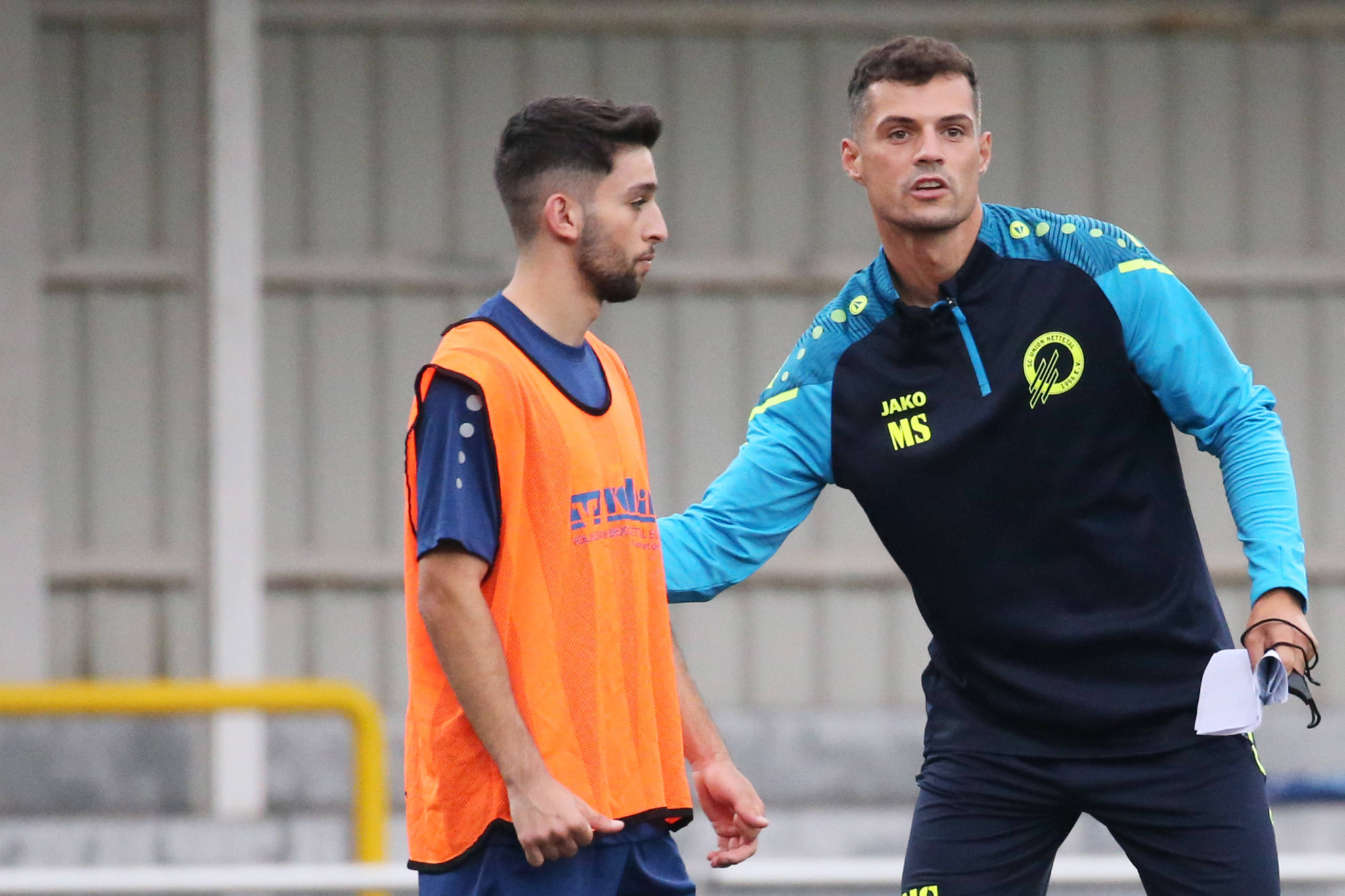 Nettetal, Deutschland 16. August 2023: Oberliga Niederrhein - 2023/2024 - SC Union Nettetal - Training Im Bild: v.li. Kaies Alaisame SC Union Nettetal und Granit Xhaka Christian-Rötzel-Kampfbahn Nordrhein Westfalen *** Nettetal, Germany 16 August 2023 Oberliga Niederrhein 2023 2024 SC Union Nettetal Training In picture from left Kaies Alaisame SC Union Nettetal and Granit Xhaka Christian Rötzel Kampfbahn Nordrhein Westfalen Copyright: xFotostandx/xVanxderxVeldenx