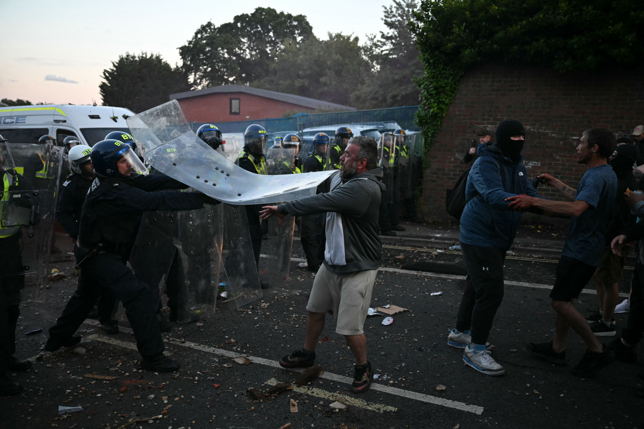 Henry Nowak: des manifestants attaquent la police à Southampton