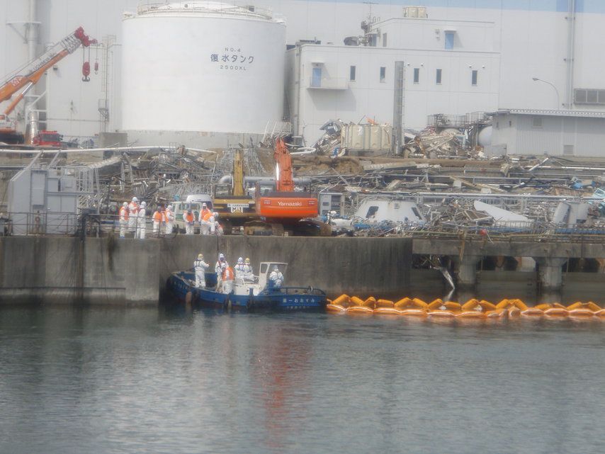 Eine Schmutzbarriere soll das Wasser schützen.