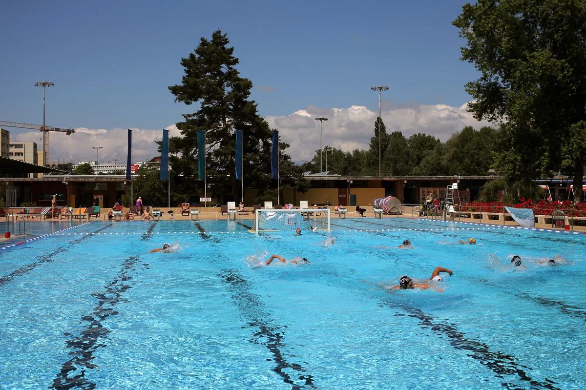 Le futur centre aquatique verra le jour à côté de la piscine extérieure de la Fontenette (ci-dessus). 