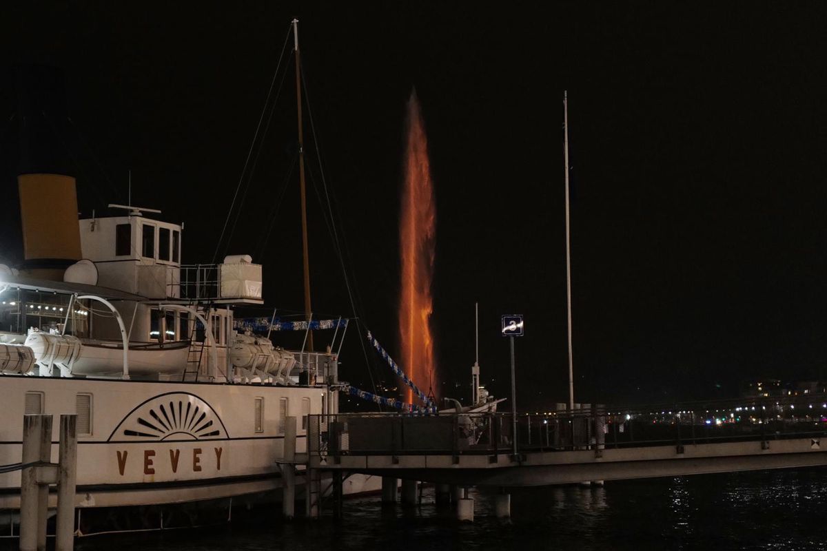 Le Jet d’eau de Genève a été symboliquement coloré en orange à la tombée de la nuit pour sensibiliser la population sur  la violence à l’égard des femmes et des filles.