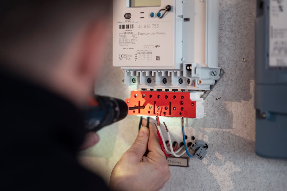 Ein Elektriker von der Centralschweizerische Kraftwerke CKW ruestet ein Mehrfamilienhaus  von aetltere Stromzaehlern auf Smart Meter am 19. Januar 2021 in Alberswil (LU) um. (KEYSTONE/Gaetan Bally)