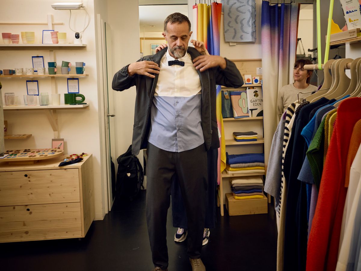 Lausanne, le 15 mai 2024. Le cinéaste Claude Barras lors du dernier essayage de son habit de cérémonie pour la montée des marches du Festival International de Cannes. Sensible aux circuits courts et aux créations de 2e mains, il a fait appel à la boutique lausannoise Le Laboratoire et à sa styliste Maryll Crousaz.     Photo Yvain Genevay / Le Matin Dimanche