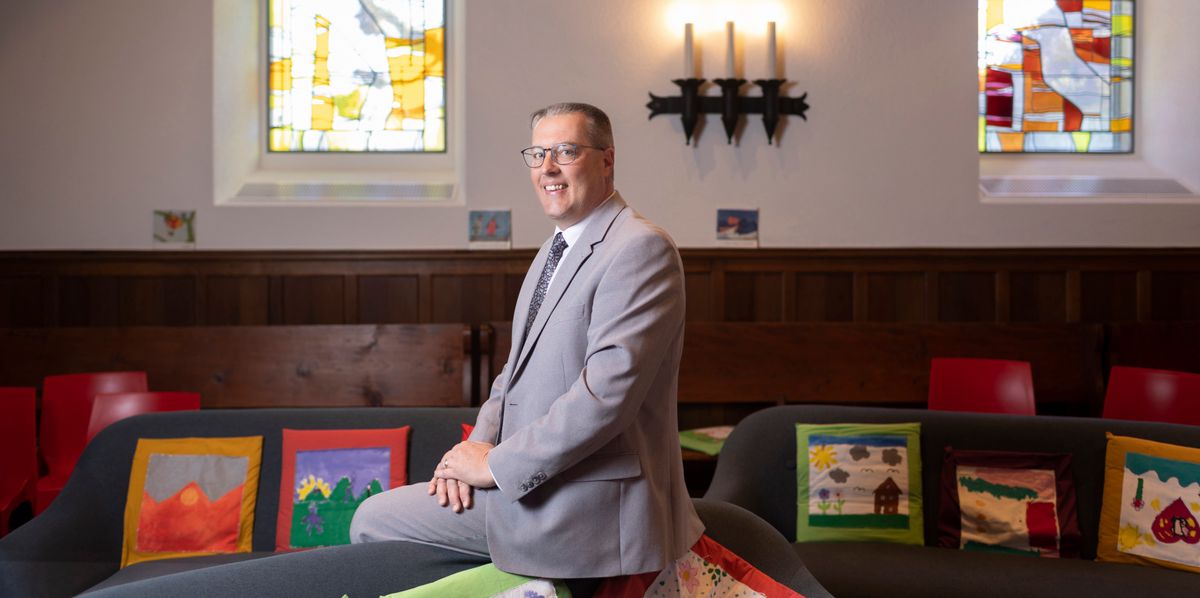 Bercher, le 12  avril  2024. Portait de Der du pasteur et vice-président de l'EERV Vincent Guyaz. Ici dans l'église transformé en espace famille. (24heures/Odile Meylan)