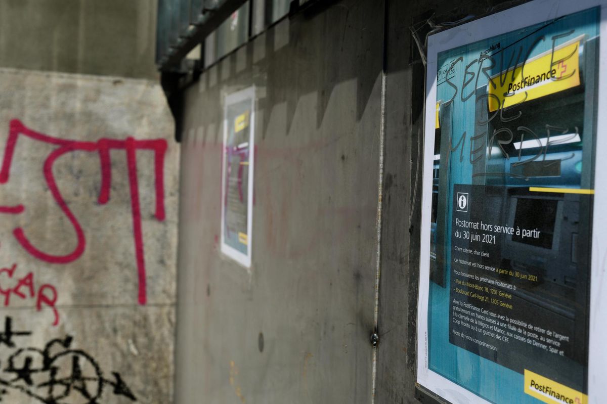 Plus de Postomat à la rue du Stand. Les plus proches sont à un kilomètre à pied. Un client n’a pas apprécié.